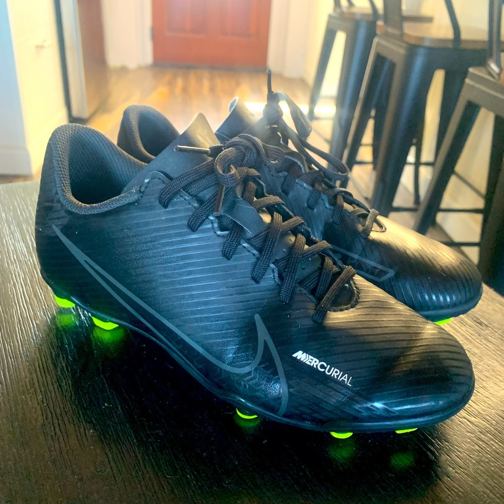Nike Soccer Cleats 5Y